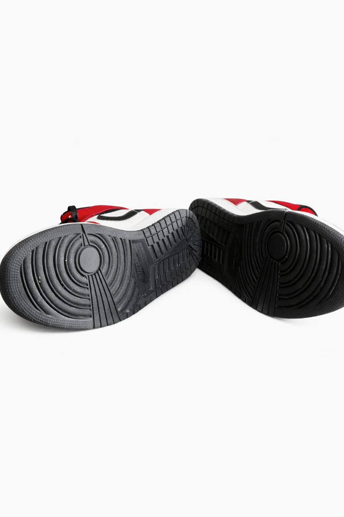 Air Jordan 1 Mid "Chicago Black Toe" US 9.5